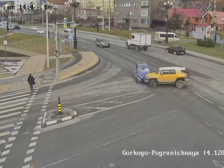 В Южно-Сахалинске внедорожник смял легковушку на перекрестке