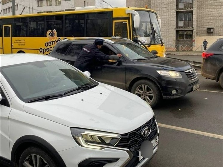 В Ярославле из-за приступа водителя встал в пробку проспект