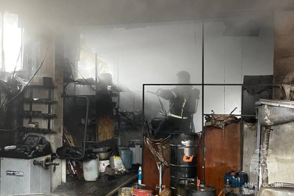 В Ивановской области сгорел автосервис с двумя иномарками - МК Иваново