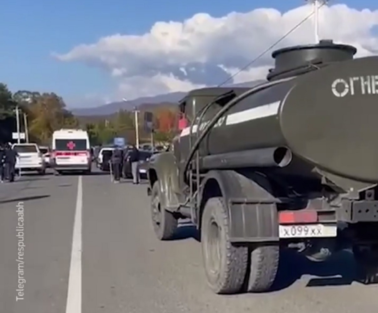 В Абхазии вспыхнули массовые беспорядки: кадры волнений оппозиции