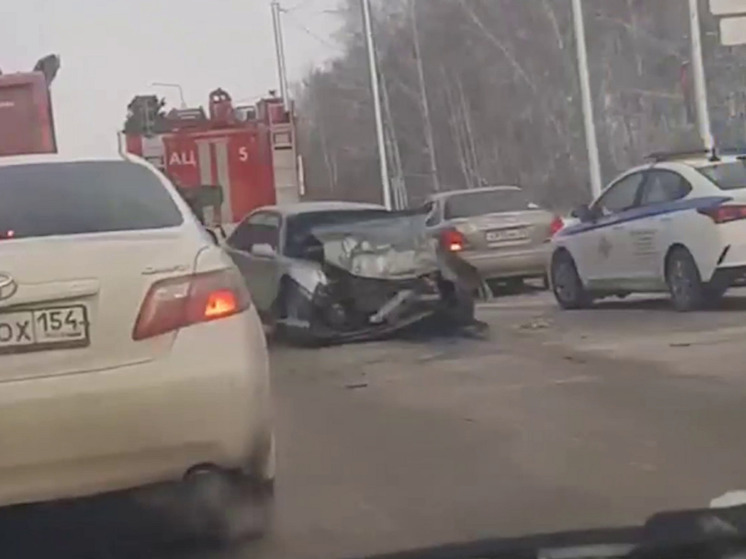 В Новосибирске образовалась большая пробка из-за аварии