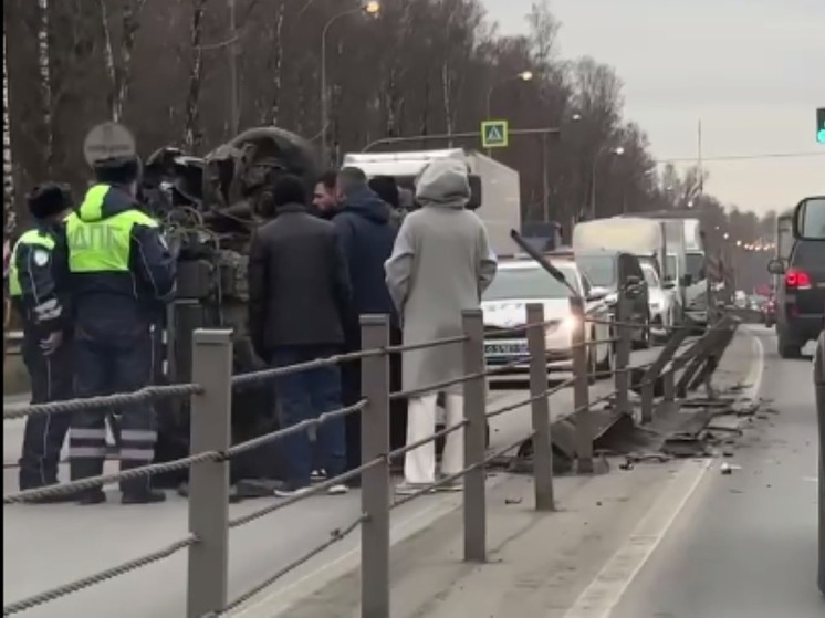 Жесткое ДТП вызвало затор на Дмитровском шоссе в Мытищах