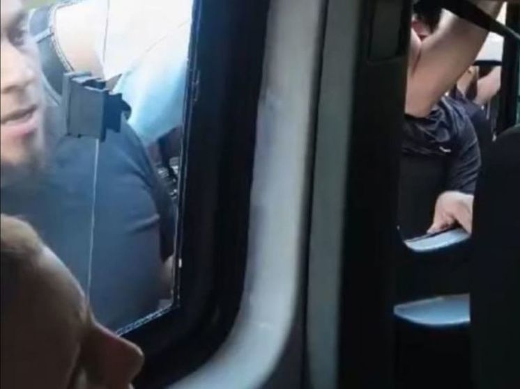 Трое мужчин предстанут перед судом за нападение на свадебный кортеж