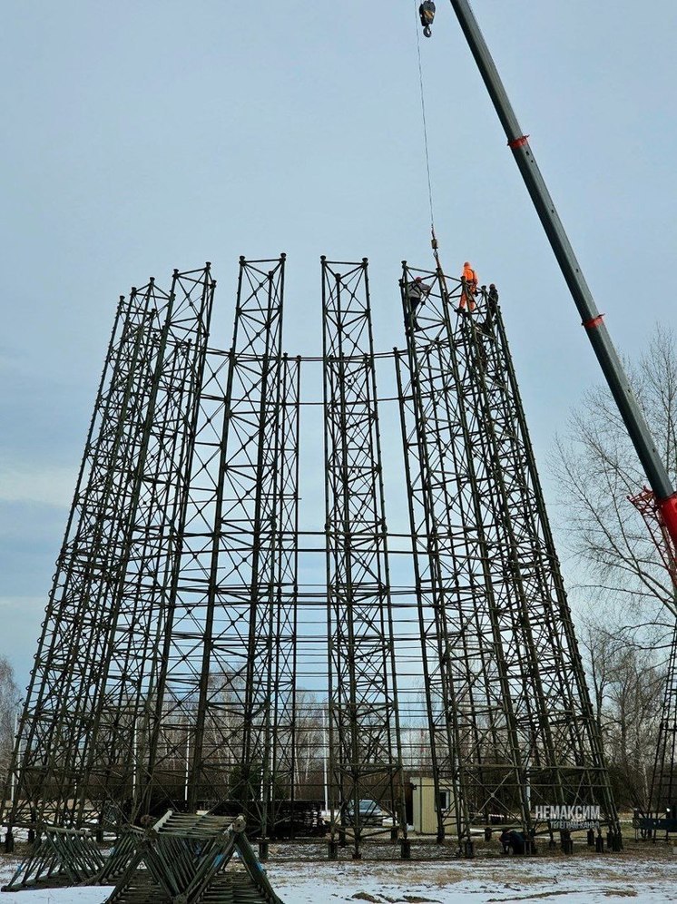 В Красноярске начали устанавливать елку на острове Татышев