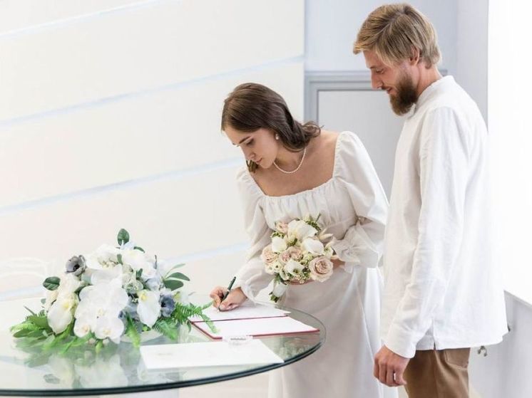 Молодые пары в Подмосковье "расхватывают" красивые даты на 2025 год