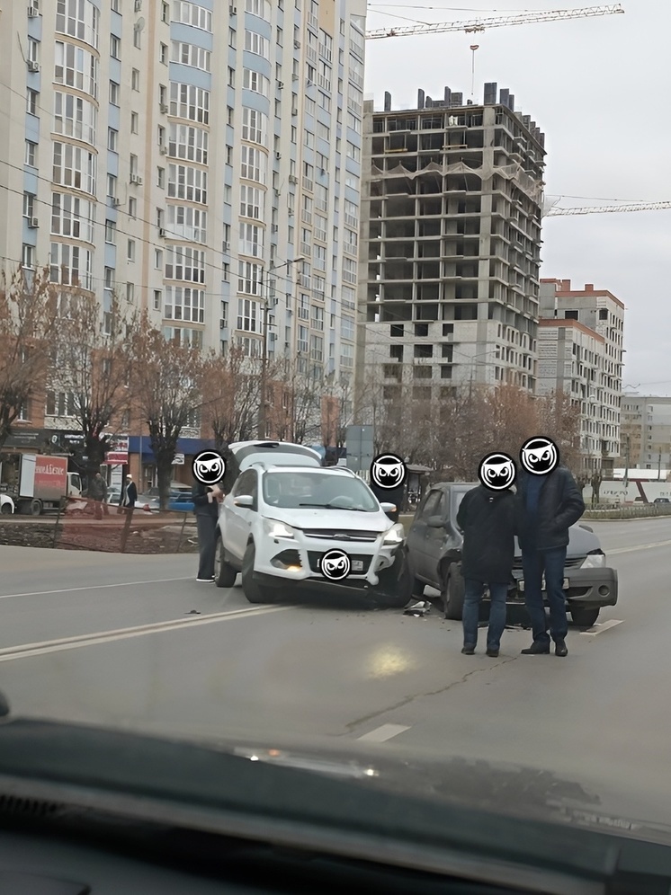 На улице Тернопольской в Пензе столкнулись две иномарки