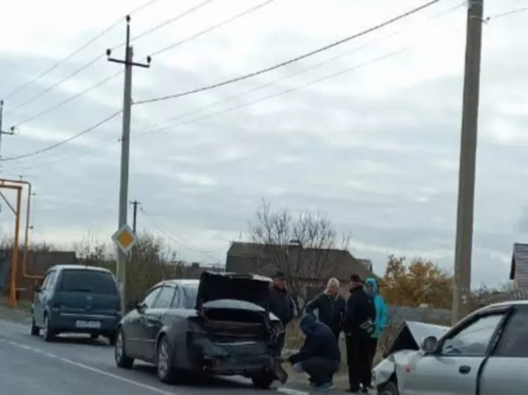 В селе под Таганрогом в ДТП попали две легковушки