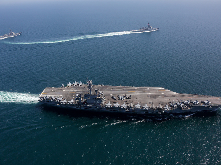 Американский авианосец и два эсминца атакованы хуситами в Красном и Арвийском морях