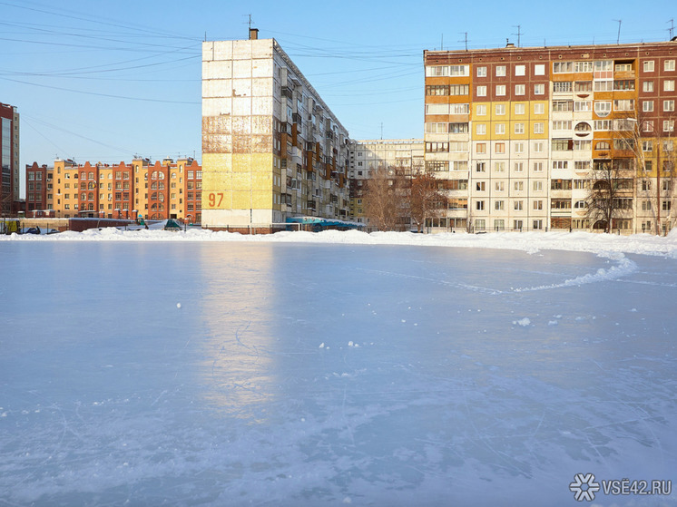 В Кемерове начали заливать уличные катки