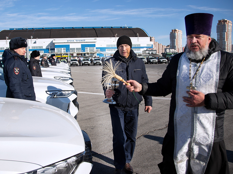 В Хабаровске освятили новые спецавтомобили для полицейских