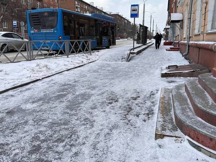 Сезон падений открыт: новокузнечанка пожаловалась на гололед на дорогах