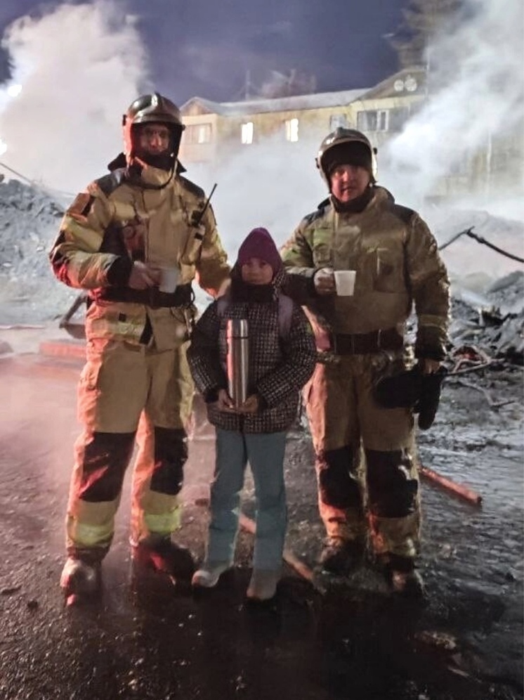 Школьница в Лабытнанги принесла чай пожарным, тушившим жилой дом