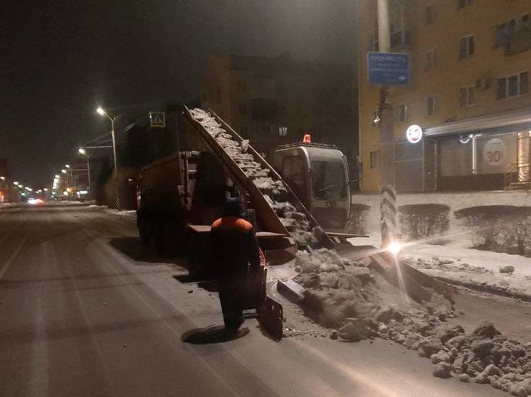 За сутки с омских улиц вывезли более двух тысяч кубометров снега