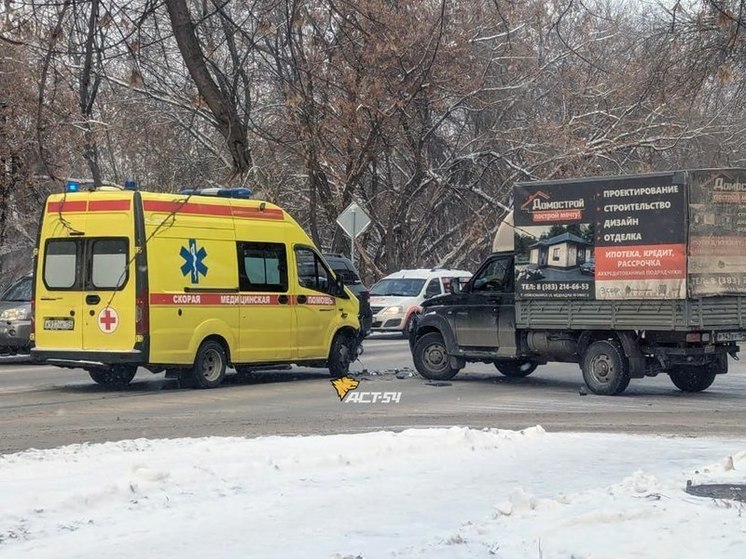 На Объединения в Новосибирске произошло ДТП со скорой помощью