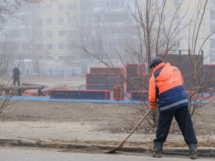 Астраханскому стоматологу пришлось стать дворником за неуплату алиментов