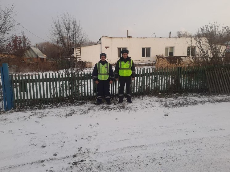 В Алтайском крае двое автоинспекторов спасли из горящего дома восемь жильцов