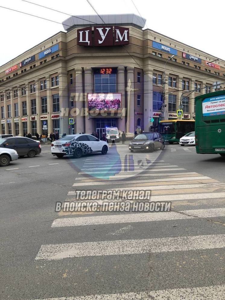 Пензенцы заметили скорую у ТЦ ЦУМ