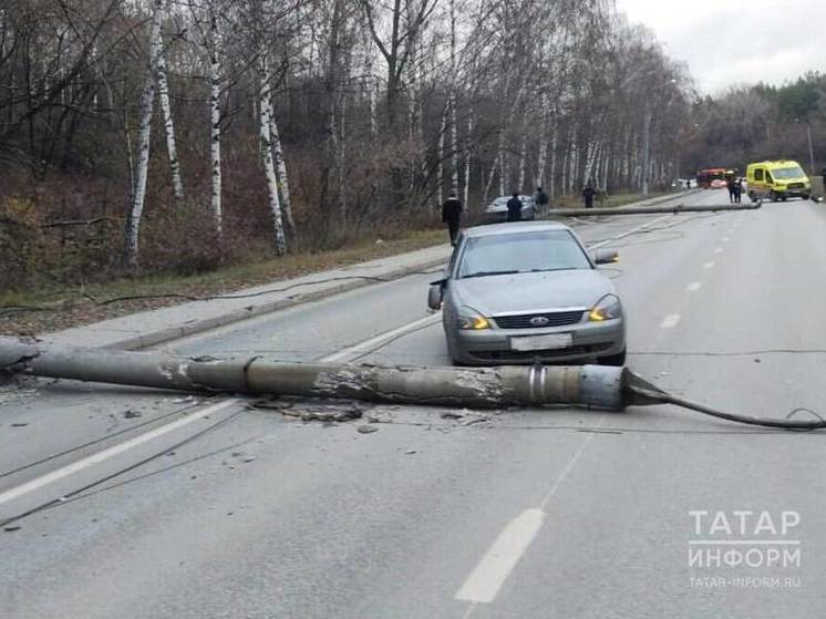 В ГИБДД озвучили причины падения столба ЛЭП на «Приору» на Танковой в Казани