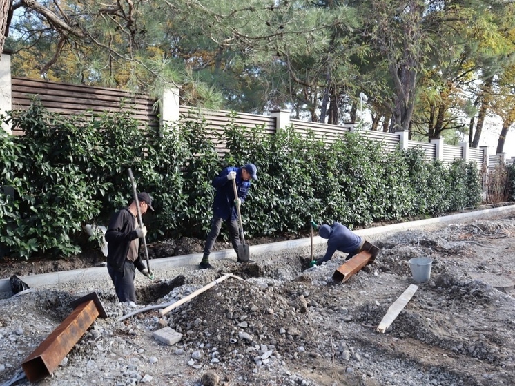 В Геленджике ведут работы по обновлению пространства, ведущего к морю