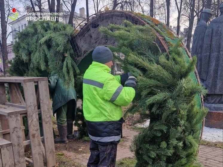 В Ярославле «слепцовские» сердечки украсили лапником