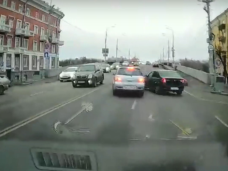 Два водителя чуть не парализовали движение в центре Твери