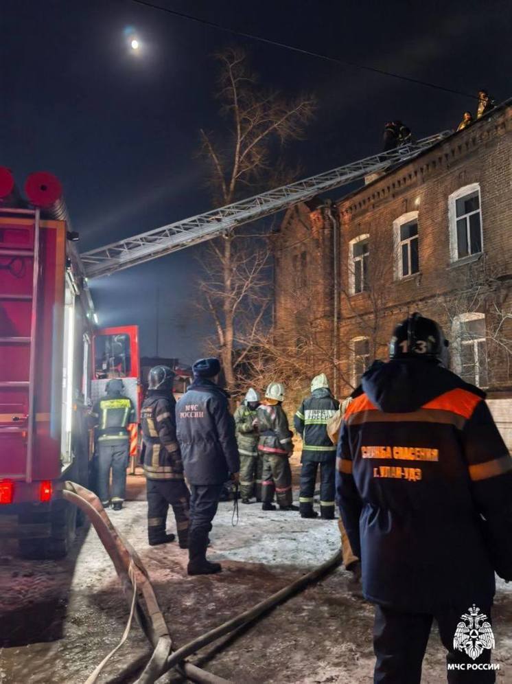 В Улан-Удэ спасли девять жильцов горевшего дома