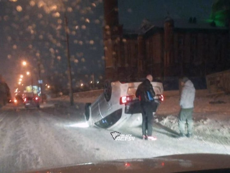 На Ватутина в Новосибирске перевернулась машина