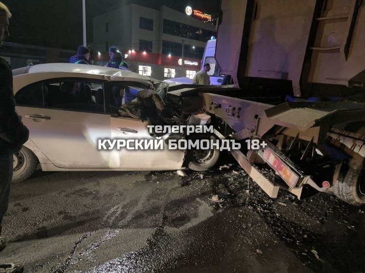 В Курске на проспекте Клыкова легковушка влетела в грузовик