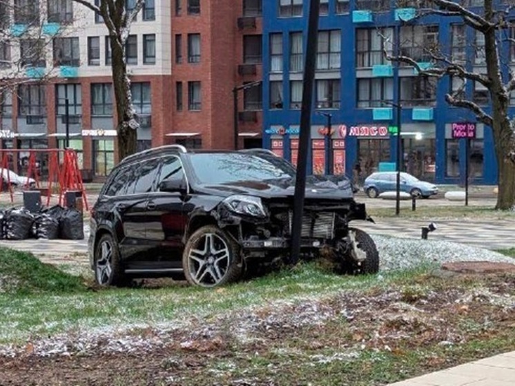 В Москве "взбесившийся" джип устроил ралли на площади и врезался в столб