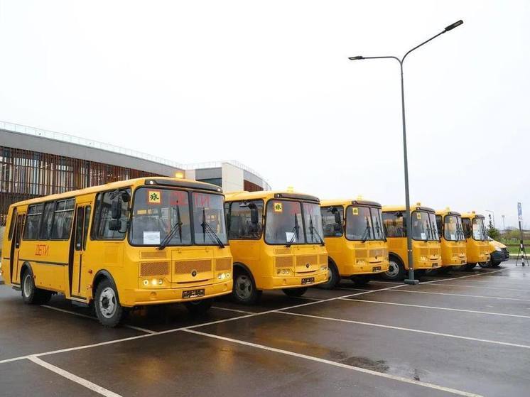 В Новгородскую область поставили семь новых автобусов для школ