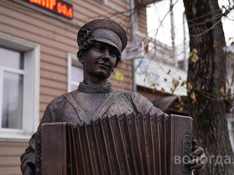 Бронзовую фигуру паренька с гармошкой в Вологде вернут на место на следующей неделе