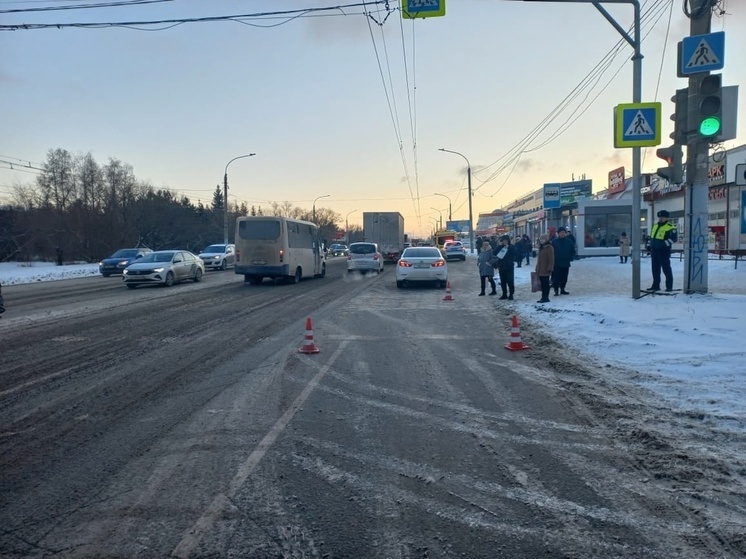 В Омске пенсионер на иномарке сбил двух девочек-подростков на пешеходном переходе