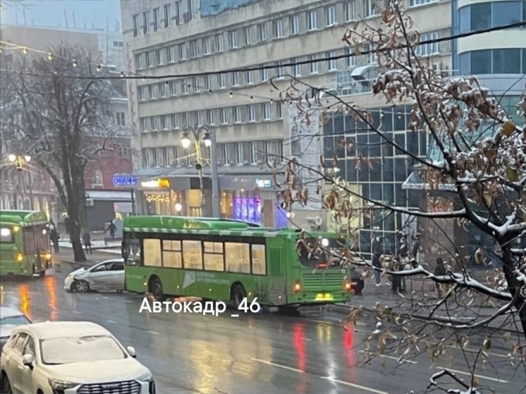 На улице Ленина в Курске в ДТП с автобусом пострадал 36-летний водитель легковушки