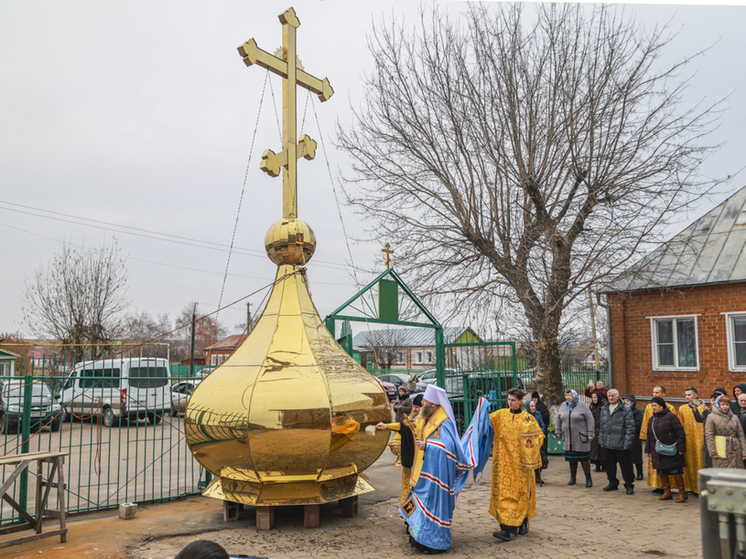 Строящийся храм в Мордово обрел освященные крест и купол