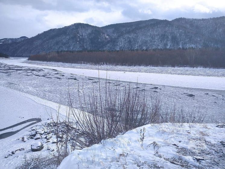 Водоемы Хакасии покрылись тонким слоем ледяной корочки