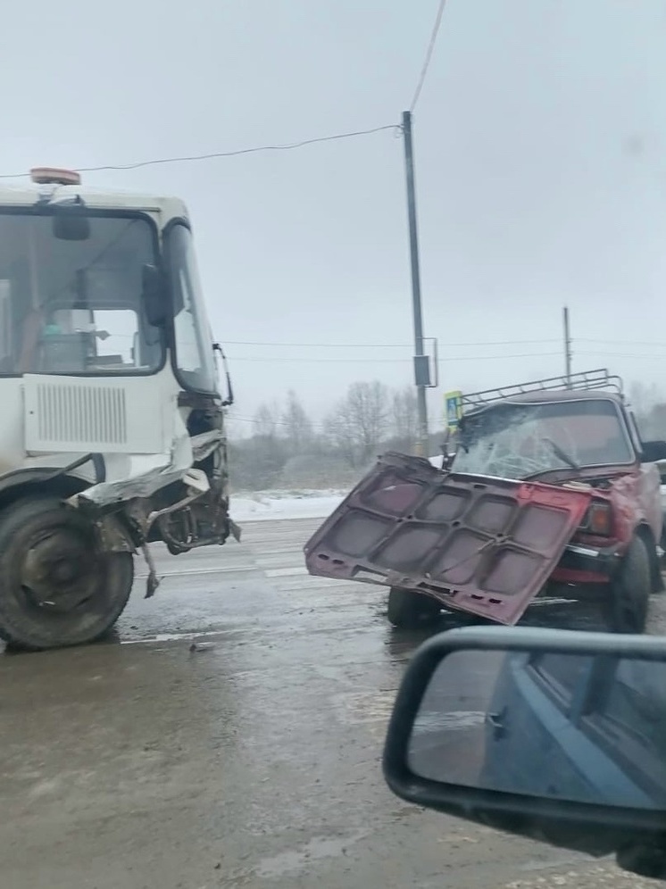 В Тверской области автобус и легковушка перегородили трассу М-9