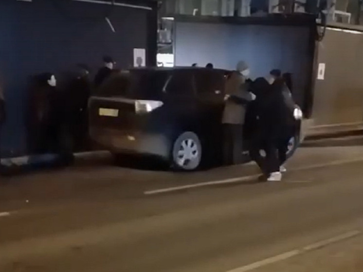 В Твери группа мужчин пыталась силой посадить девушку в автомобиль