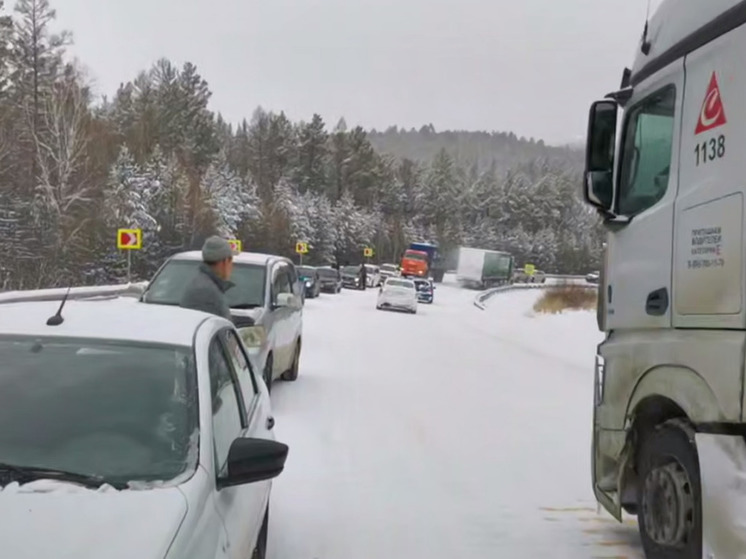 Водители несколько часов стоят в пробке из-за снега на трассе в Забайкалье