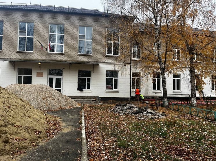 Шефы из Дагестана меняют крышу школы в селе Любимовка на Запорожье