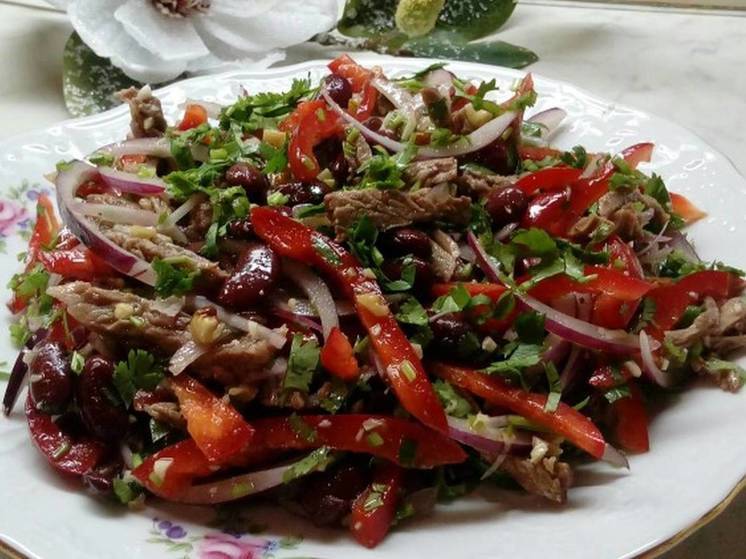Нижегородцы стали чаще заказывать мясные салаты, круассаны и сырники