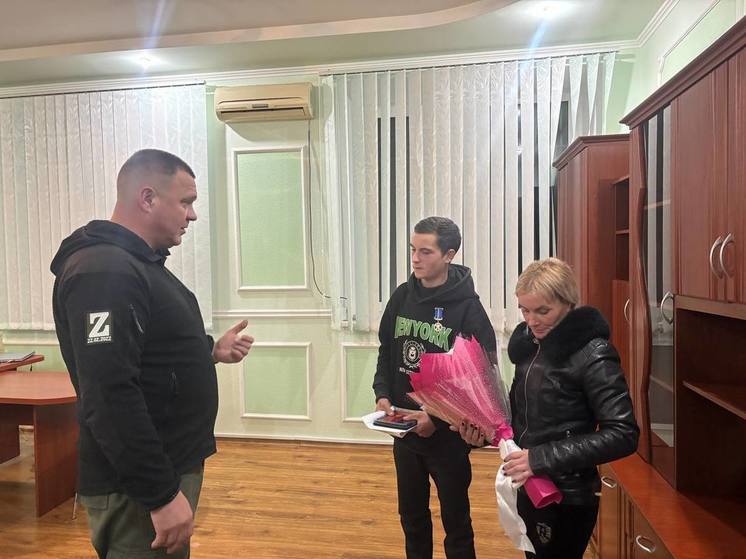 Кастюкевич наградил медалью подростка из пгт Новотроицкое
