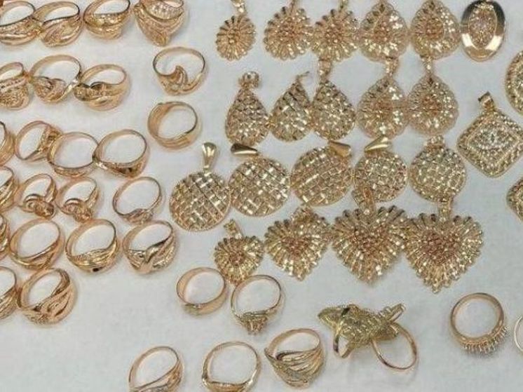 В Шереметьево задержали пассажира с украшениями на 2,6 млн рублей