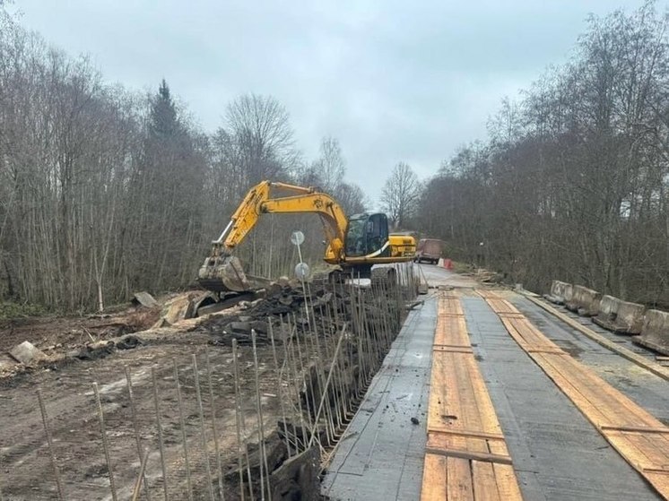 В Холмском округе временно закрыли мост через реку Крутовка