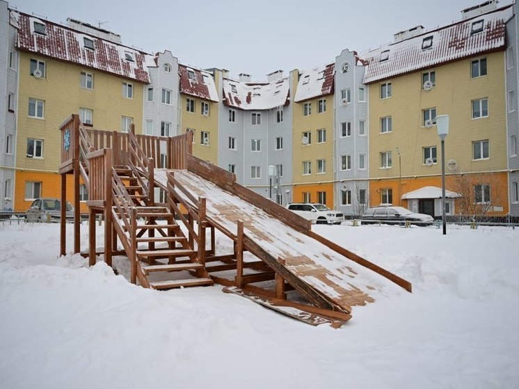 В Новом Уренгое начали строить горки