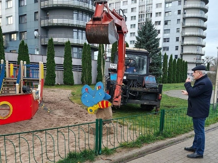 В Южном парке Калининграда сносят старую площадку