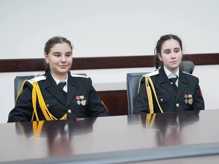 Двух осетинских школьниц наградили медалями за спасение ребёнка в Моздоке