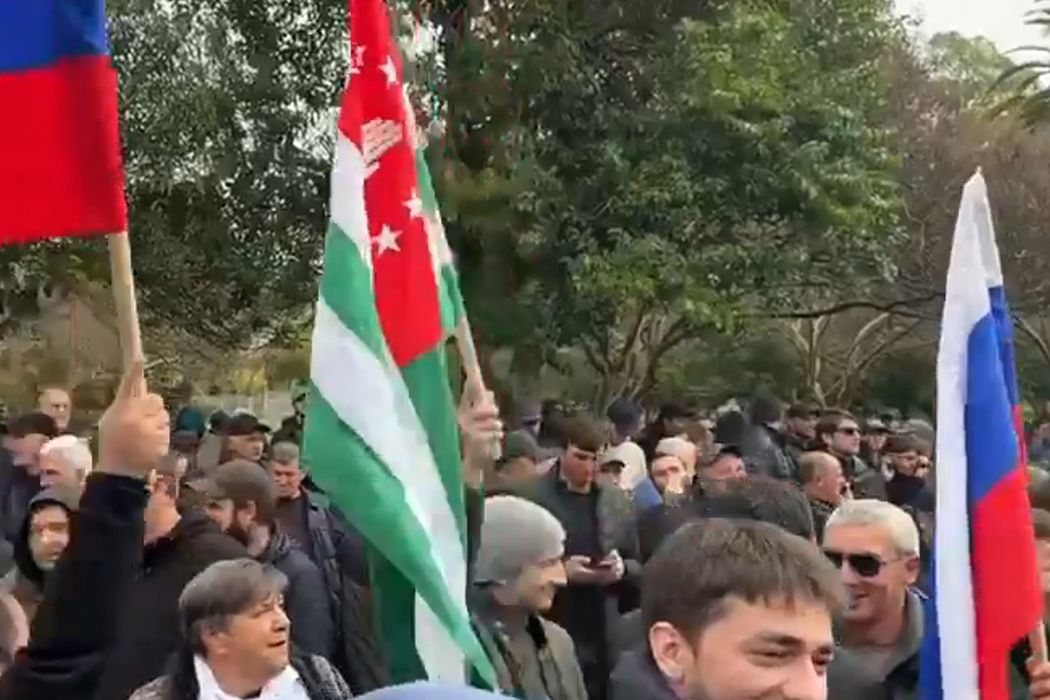 Протесты в Абхазии вспыхнули вновь: тревожные кадры прорыва в здание парламента