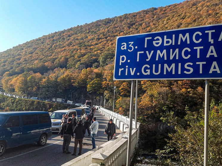 «Не приближаться к местам беспорядков, а при возможности – выехать из страны»