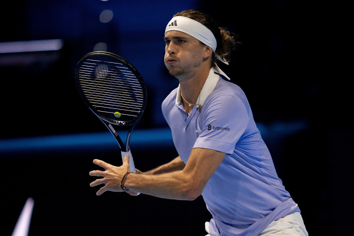 Зверев обыграл Алькараса и вышел в полуфинал Итогового турнира ATP