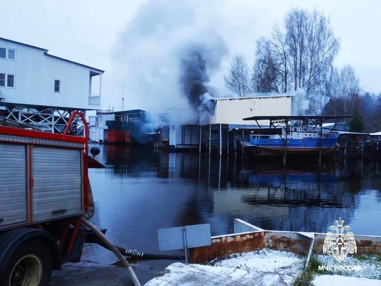 В Тверской области загорелся стоящий на воде эллинг